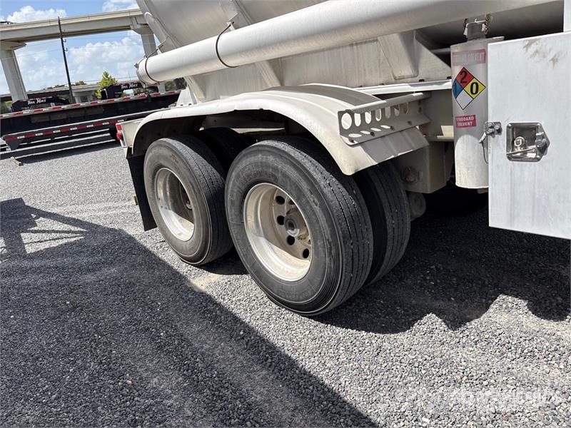 Stephens MC407 8400 gal T/A Tanker Trailer Cisterna