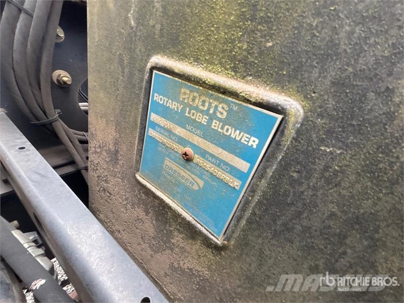 Sterling 2103-16 on Sterling 4x2 Vacuum Excavator Truck Kombinētās vakumsūkņa mašīnas