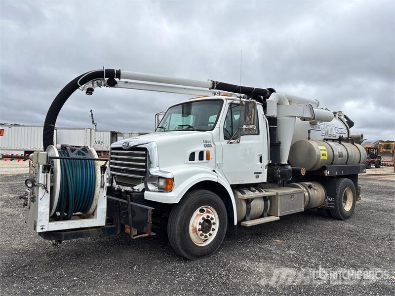 Sterling 2103-16 on Sterling 4x2 Vacuum Excavator Truck Kombinētās vakumsūkņa mašīnas