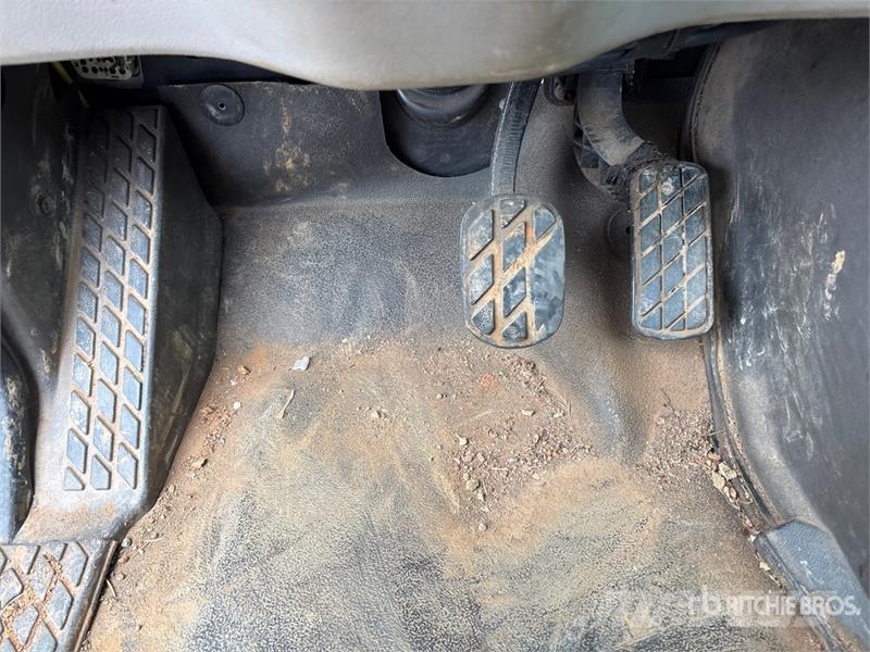 Sterling 2103-16 on Sterling 4x2 Vacuum Excavator Truck Kombinētās vakumsūkņa mašīnas