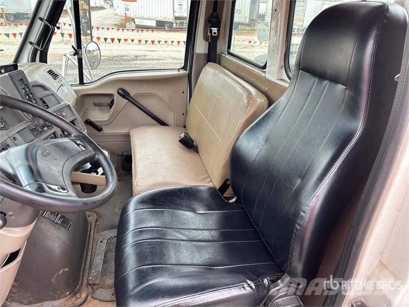 Sterling 2103-16 on Sterling 4x2 Vacuum Excavator Truck Kombinētās vakumsūkņa mašīnas