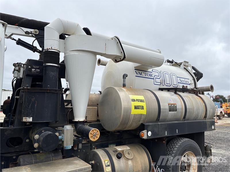 Sterling 2103-16 on Sterling 4x2 Vacuum Excavator Truck Kombinētās vakumsūkņa mašīnas