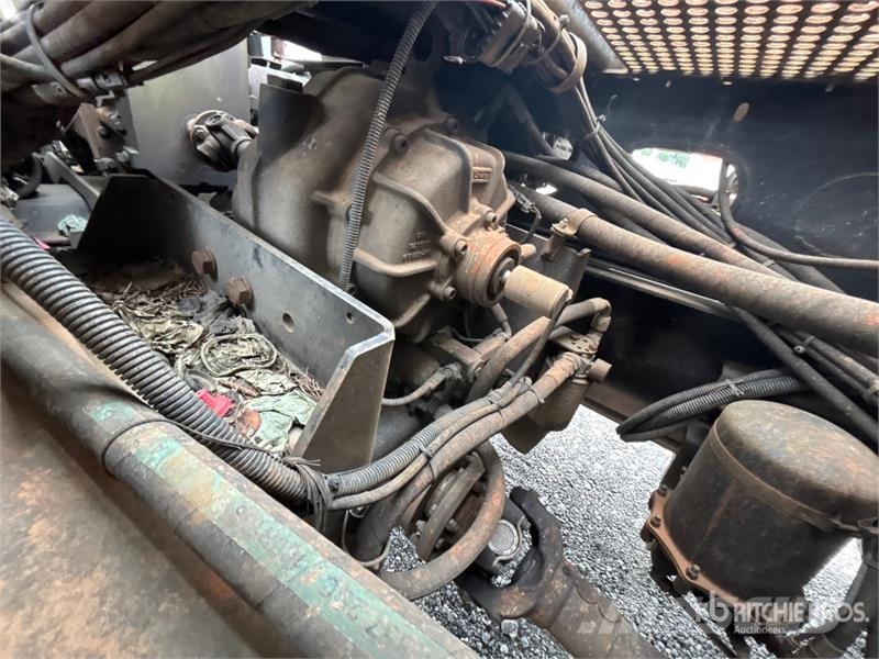 Sterling 2103-16 on Sterling 4x2 Vacuum Excavator Truck Kombinētās vakumsūkņa mašīnas