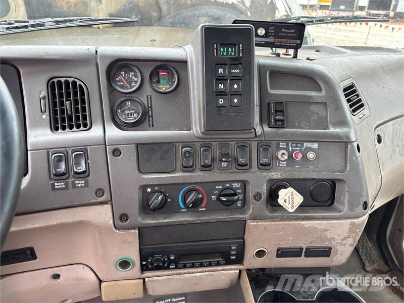 Sterling 2103-16 on Sterling 4x2 Vacuum Excavator Truck Kombinētās vakumsūkņa mašīnas