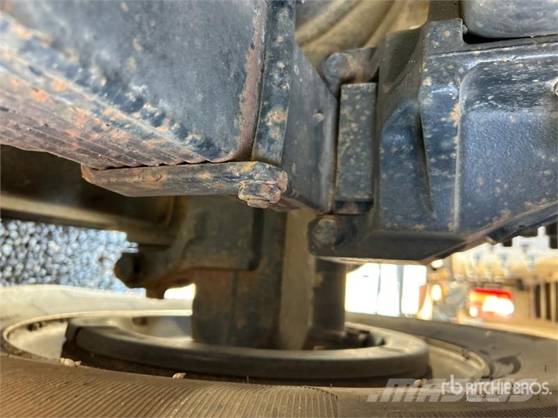Sterling 2892C 56000 lb Straight Boom on Sterling LT7500 6x Kamioni sa kranom