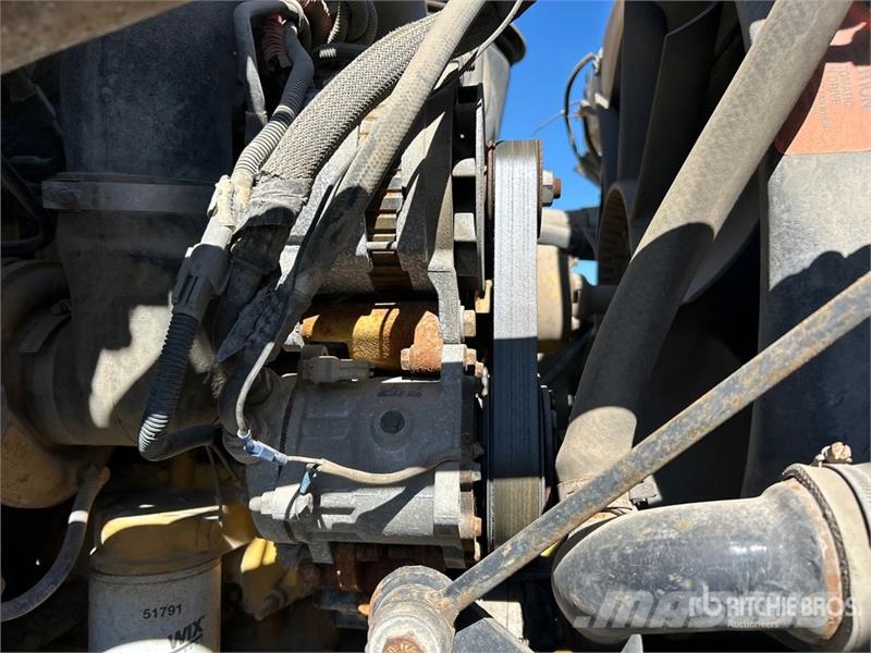 Sterling 2892C 56000 lb Straight Boom on Sterling LT7500 6x Kamioni sa kranom