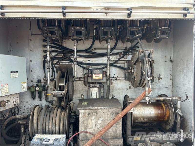 Sterling Acterra 4x2 Fuel and Lube Truck Cysterna