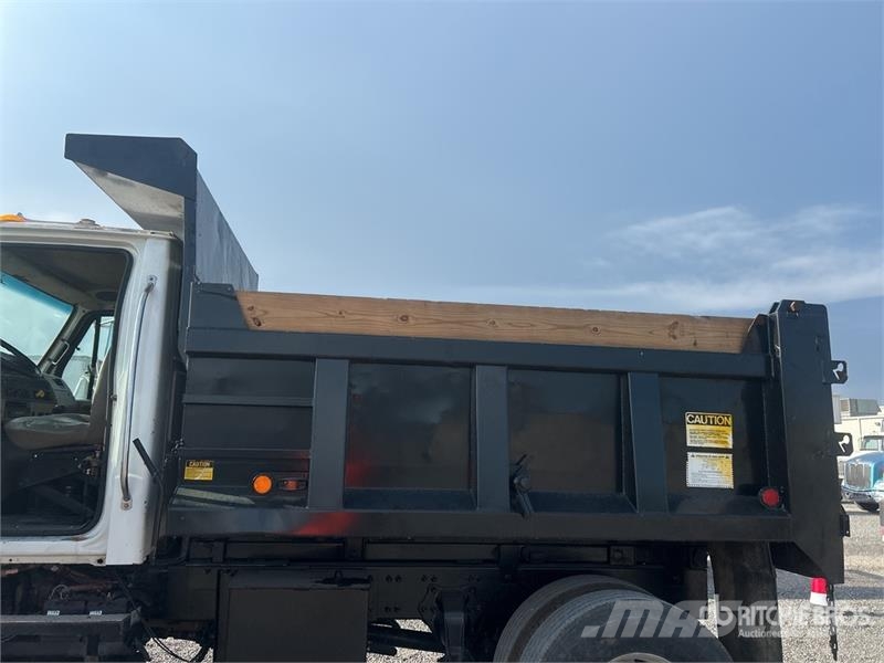 Sterling L7500 شاحنات قلابة
