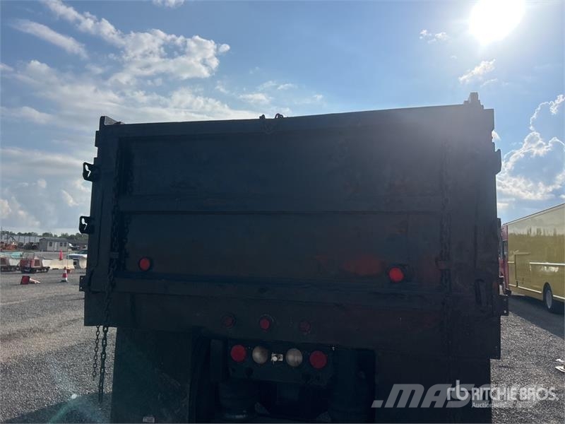 Sterling L7500 شاحنات قلابة