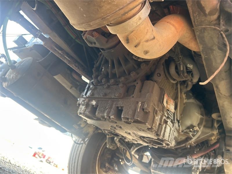 Sterling L7500 شاحنات قلابة