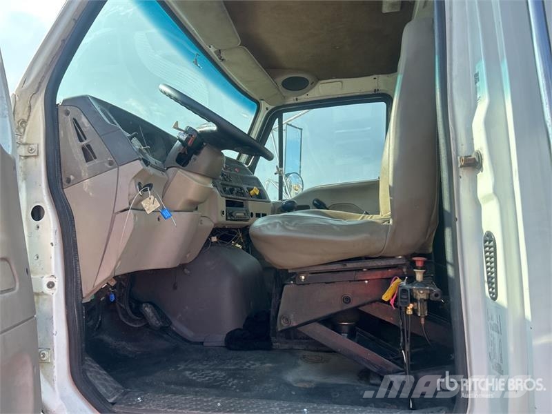 Sterling L7500 شاحنات قلابة