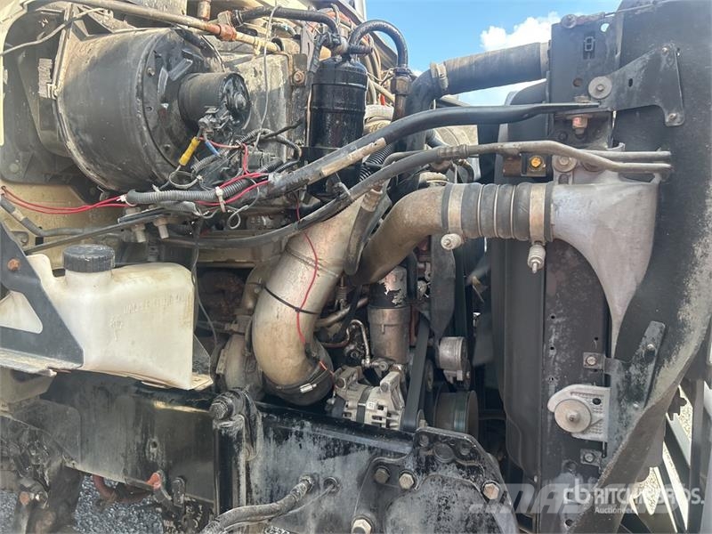 Sterling L7500 شاحنات قلابة