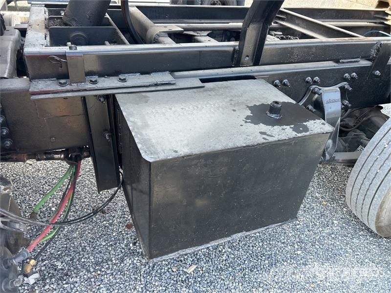 Sterling L7500 شاحنات قلابة