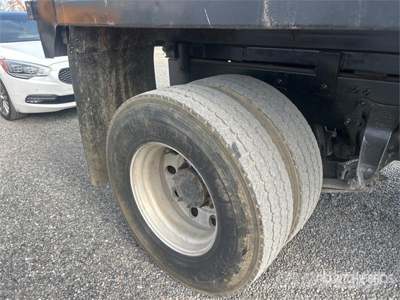 Sterling L7500 شاحنات قلابة
