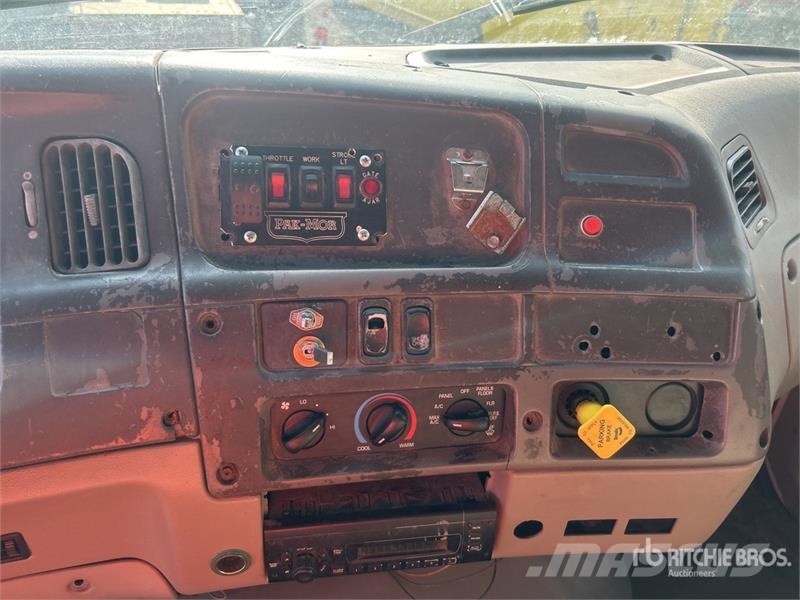 Sterling L7500 شاحنات قلابة