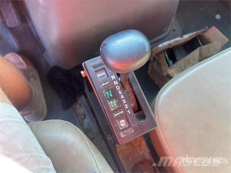 Sterling L7500 شاحنات قلابة