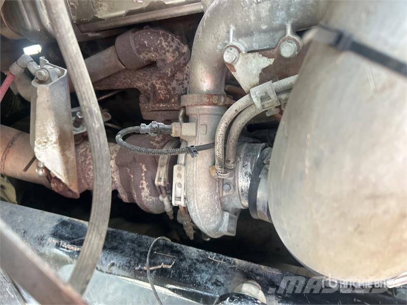 Sterling L7500 شاحنات قلابة