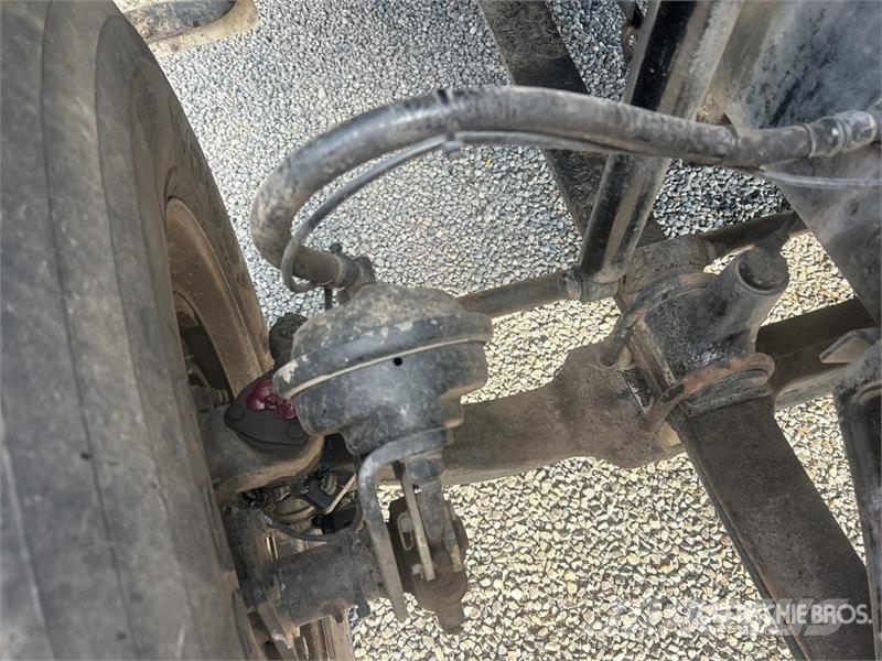 Sterling L7500 شاحنات قلابة