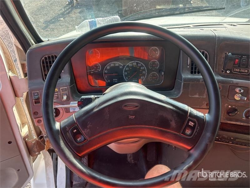 Sterling L7500 شاحنات قلابة