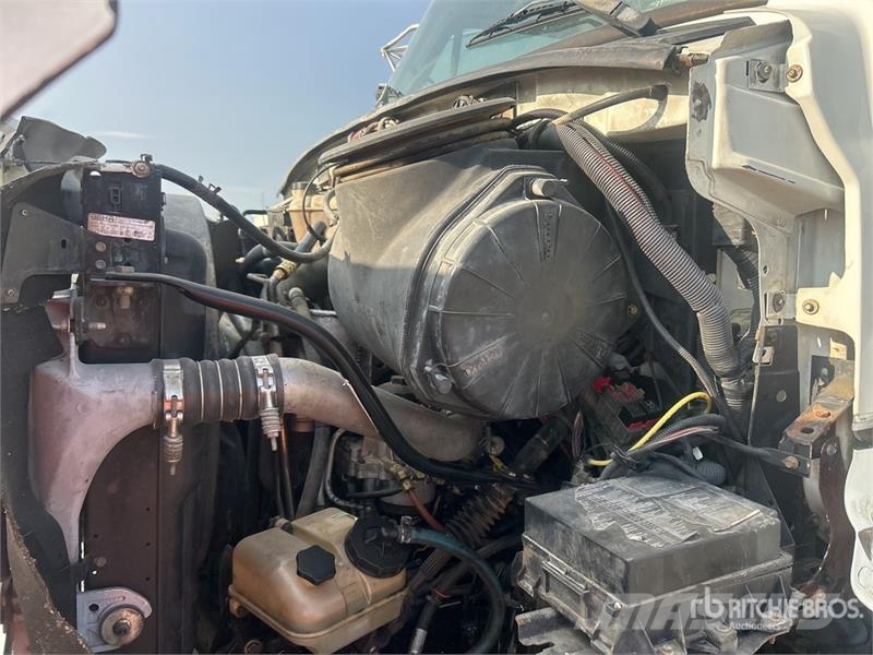 Sterling L7500 شاحنات قلابة