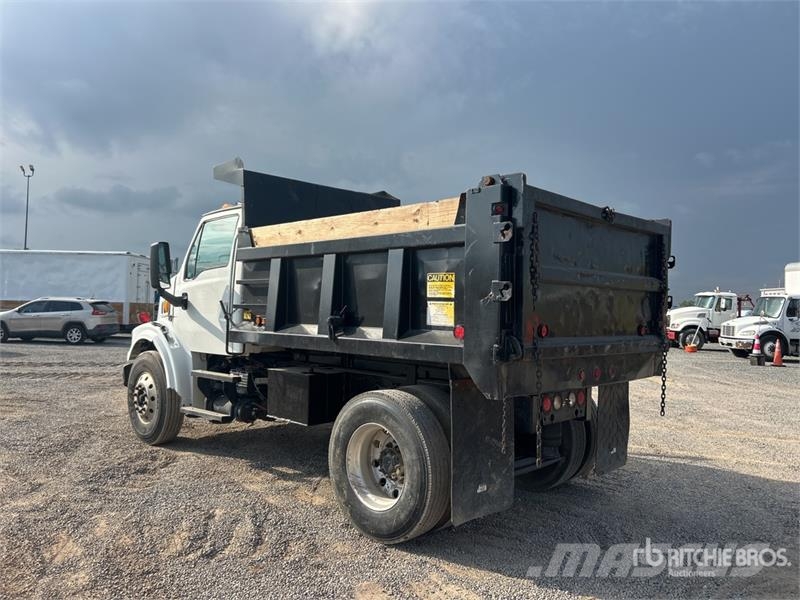 Sterling L7500 شاحنات قلابة
