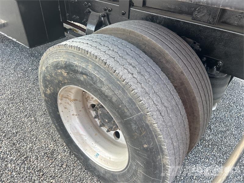 Sterling L7500 شاحنات قلابة