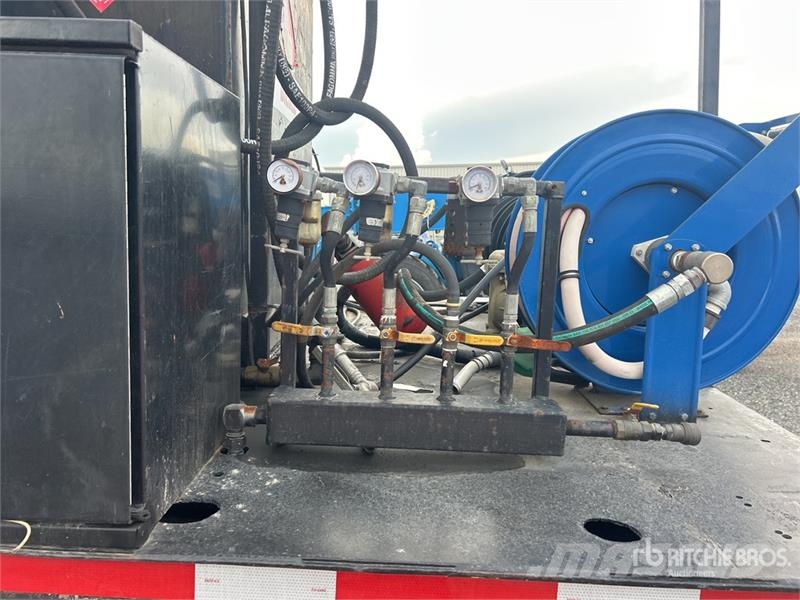 Sterling L7500 4x2 Fuel and Lube Truck Tovornjaki cisterne