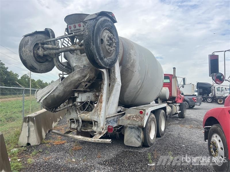 Sterling LT9511 8x4 Mixer Truck (Inoperable) Betonikuorma-autot