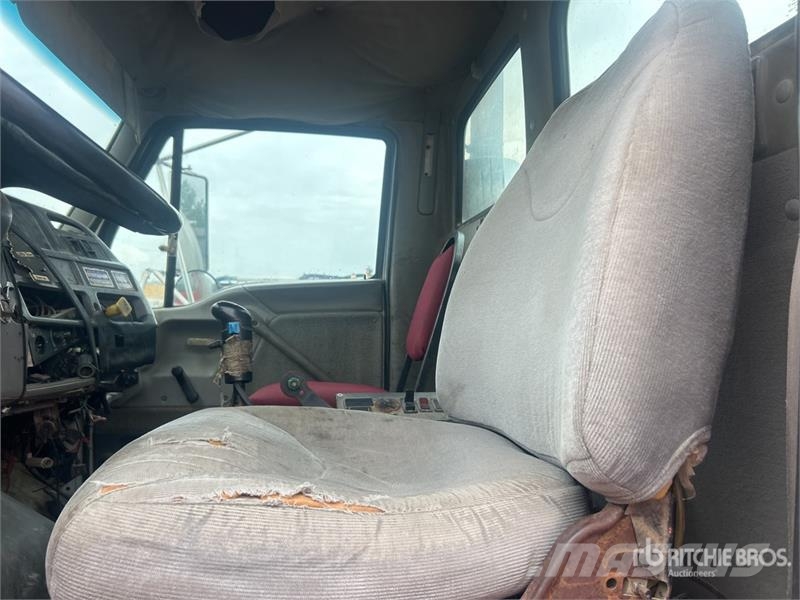 Sterling LT9511 8x4 Mixer Truck (Inoperable) Betonikuorma-autot