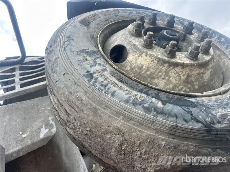 Sterling LT9511 8x4 Mixer Truck (Inoperable) Betonikuorma-autot