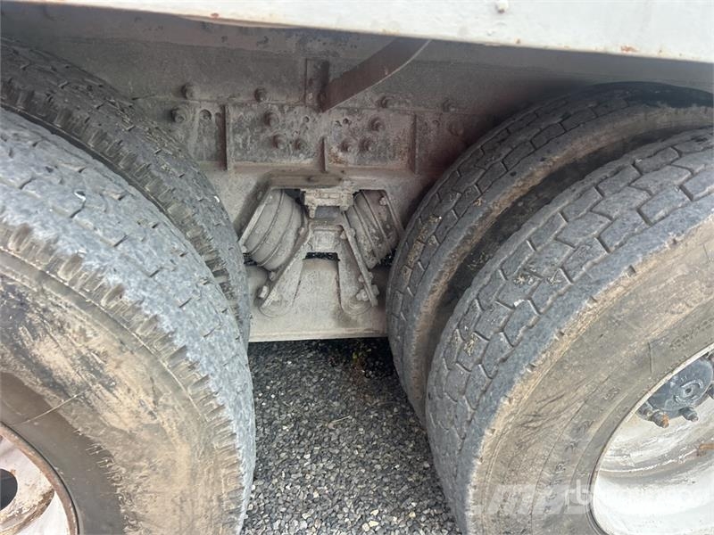 Sterling LT9511 8x4 Mixer Truck (Inoperable) Betonikuorma-autot