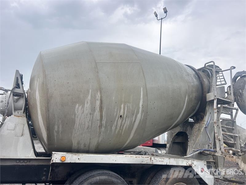 Sterling LT9511 8x4 Mixer Truck (Inoperable) Betonikuorma-autot