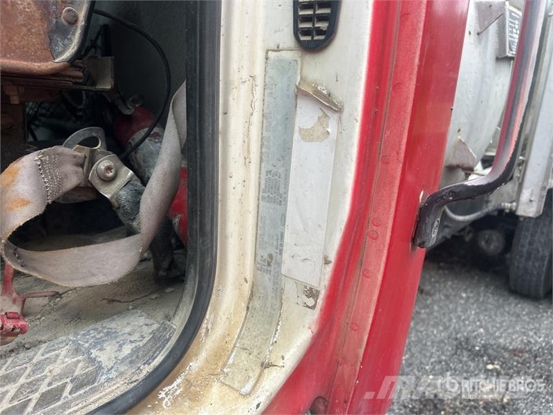 Sterling LT9511 8x4 Mixer Truck (Inoperable) Betonikuorma-autot