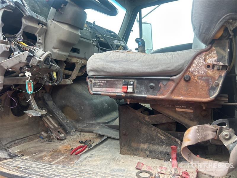 Sterling LT9511 8x4 Mixer Truck (Inoperable) Betonikuorma-autot