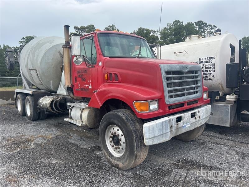 Sterling LT9511 8x4 Mixer Truck (Inoperable) Betonikuorma-autot