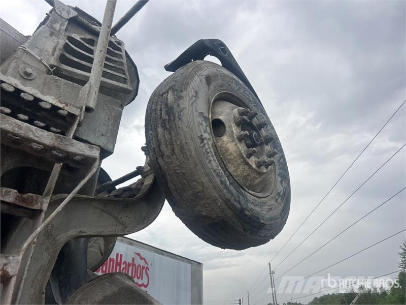 Sterling LT9511 8x4 Mixer Truck (Inoperable) Betonikuorma-autot