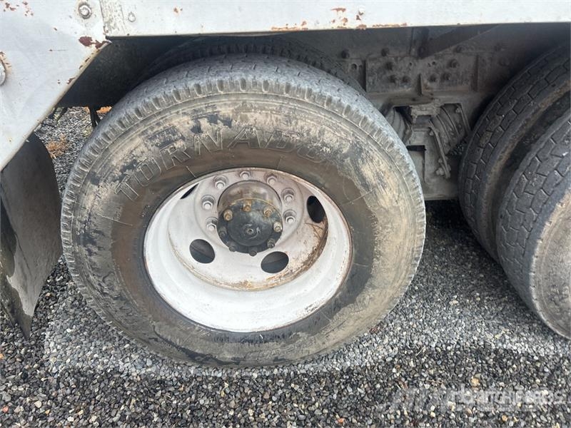 Sterling LT9511 8x4 Mixer Truck (Inoperable) Betonikuorma-autot