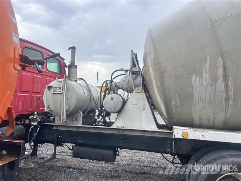 Sterling LT9511 8x4 Mixer Truck (Inoperable) Betonikuorma-autot