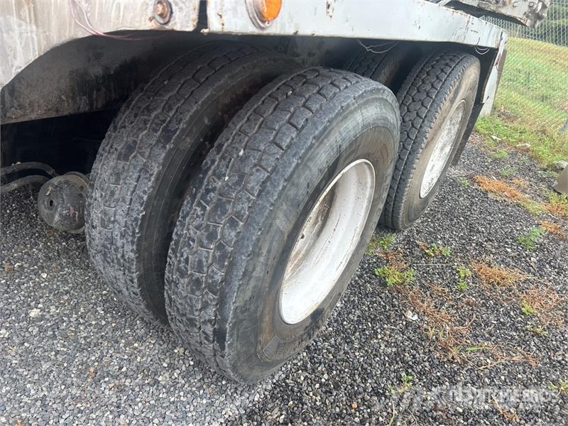 Sterling LT9511 8x4 Mixer Truck (Inoperable) Betonikuorma-autot