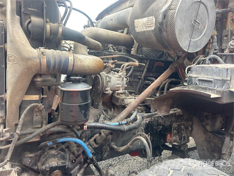 Sterling LT9511 8x4 Mixer Truck (Inoperable) Betonikuorma-autot