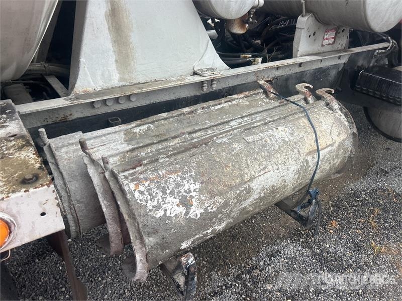 Sterling LT9511 8x4 Mixer Truck (Inoperable) Betonikuorma-autot