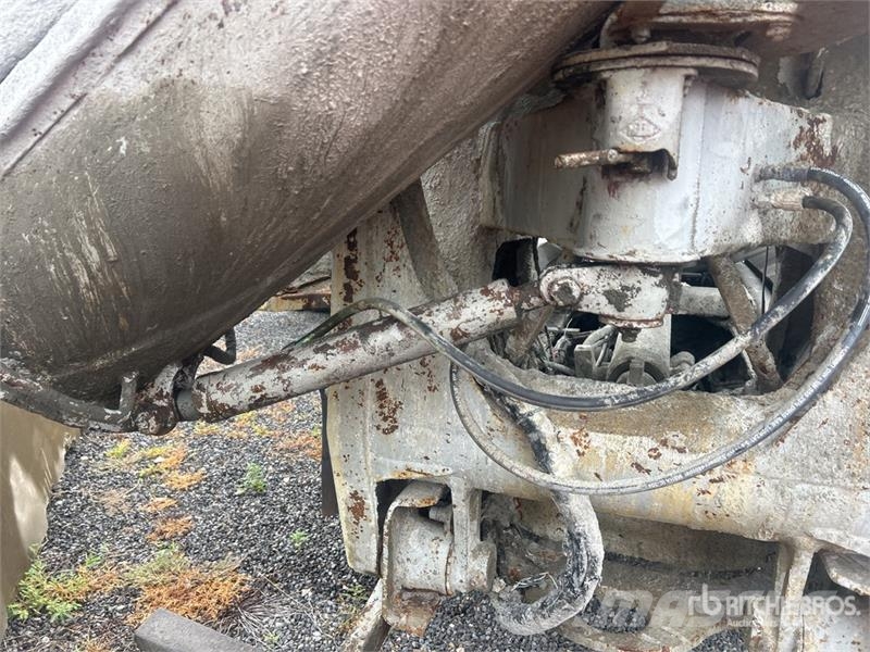 Sterling LT9511 8x4 Mixer Truck (Inoperable) Betonikuorma-autot