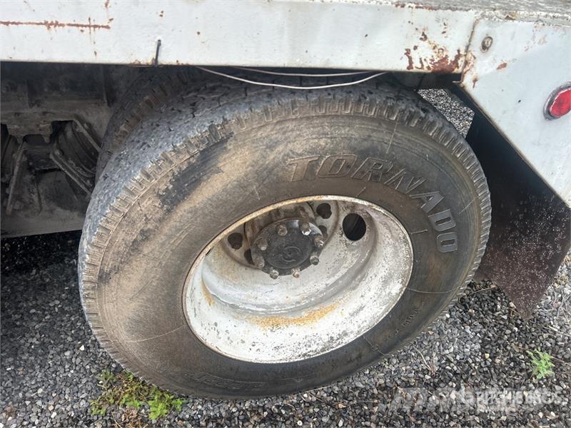 Sterling LT9511 8x4 Mixer Truck (Inoperable) Betonikuorma-autot