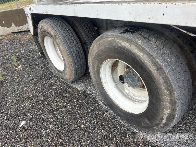 Sterling LT9511 8x4 Mixer Truck (Inoperable) Betonikuorma-autot