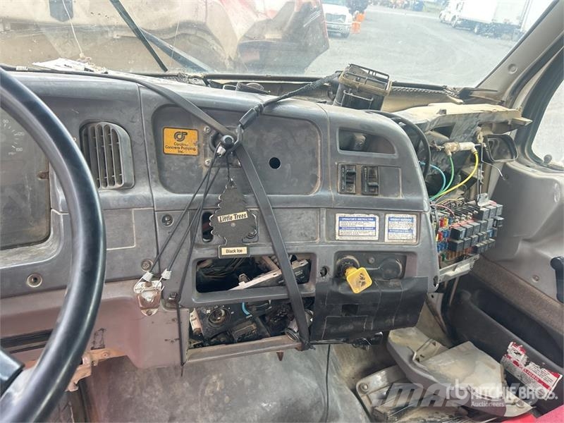 Sterling LT9511 8x4 Mixer Truck (Inoperable) Betonikuorma-autot
