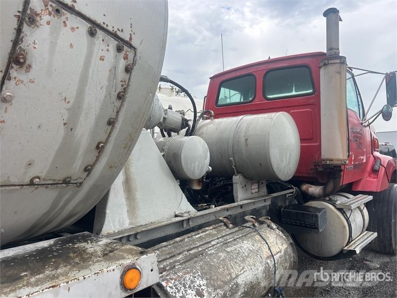 Sterling LT9511 8x4 Mixer Truck (Inoperable) Betonikuorma-autot