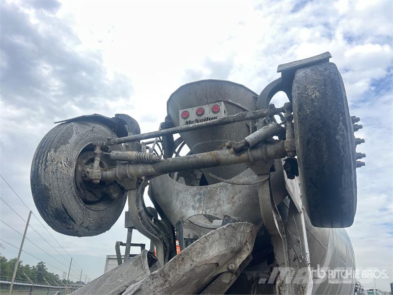 Sterling LT9511 8x4 Mixer Truck (Inoperable) Betonikuorma-autot