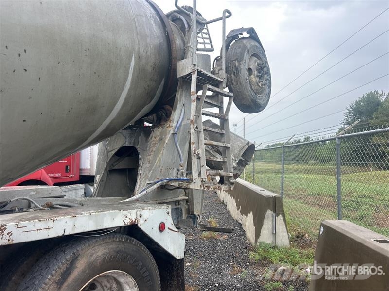 Sterling LT9511 8x4 Mixer Truck (Inoperable) Betonikuorma-autot