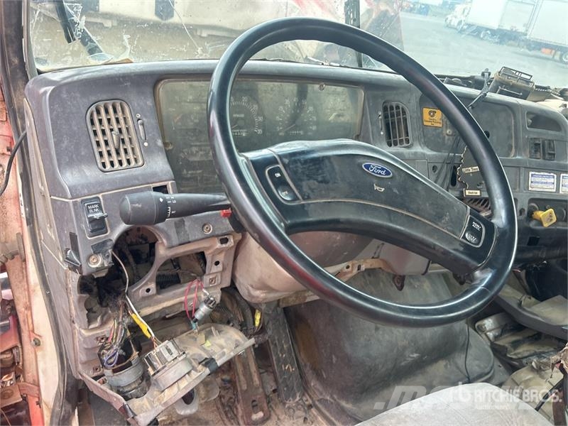 Sterling LT9511 8x4 Mixer Truck (Inoperable) Betonikuorma-autot