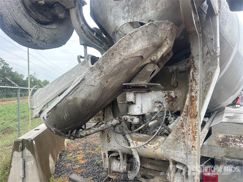 Sterling LT9511 8x4 Mixer Truck (Inoperable) Betonikuorma-autot